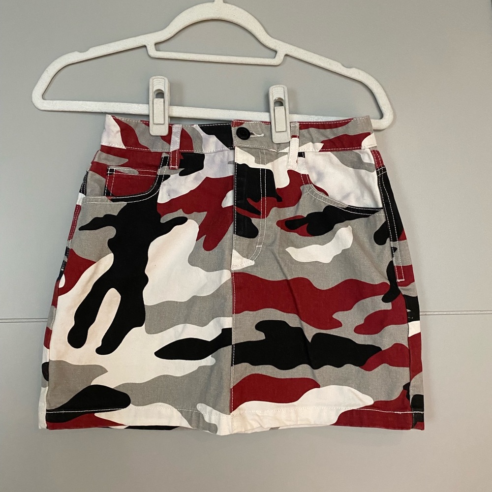 Mini skirt with red and black camoflauge print